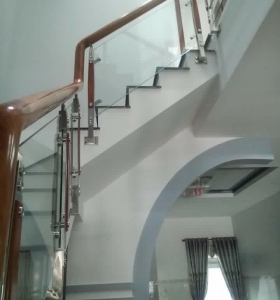 Cầu thang kính cường lực Chơn Thành