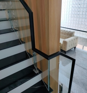 Cầu thang kính cường lực cao cấp