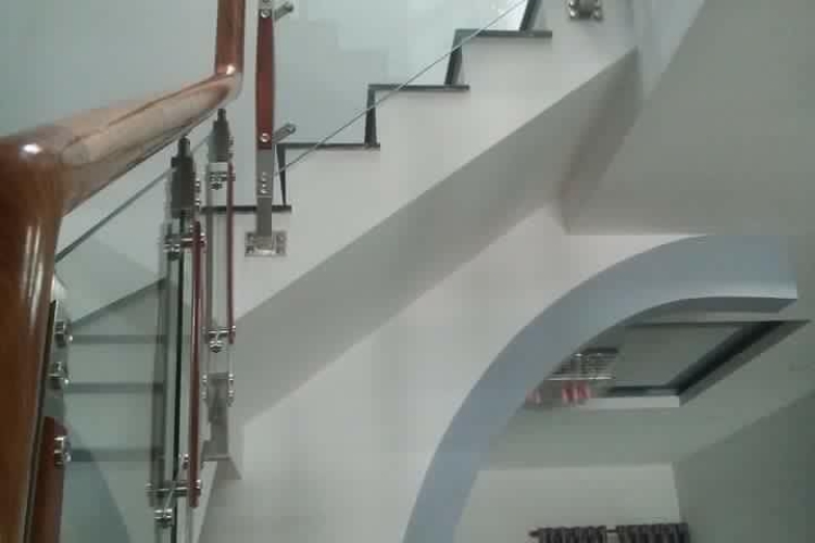 Cầu thang kính cường lực Chơn Thành