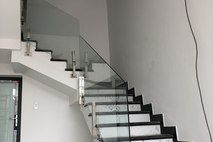 Cầu thang kính cường lực Đồng Xoài