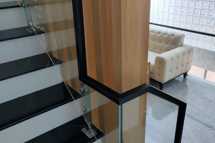 Cầu thang kính cường lực cao cấp