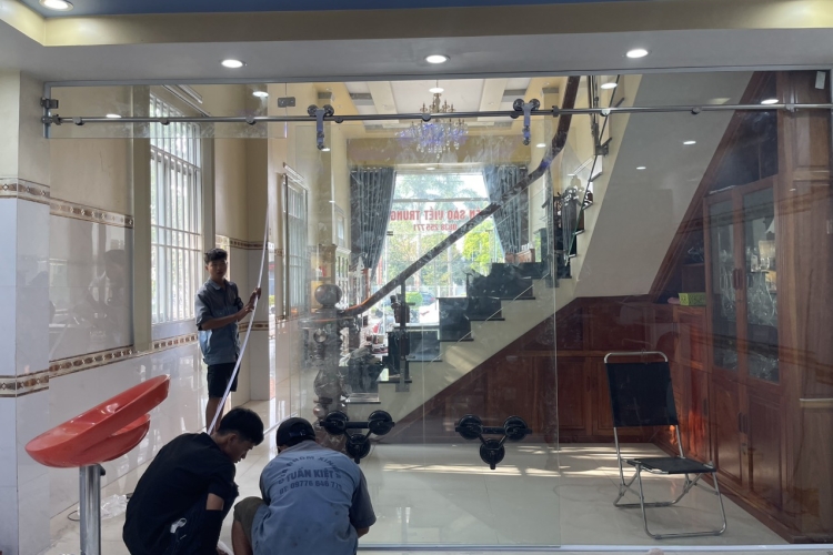 Vách ngăn kính cường lực Đồng Xoài