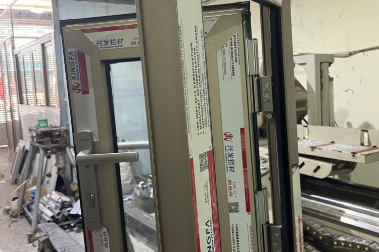 Mẫu cửa nhôm hiện đại